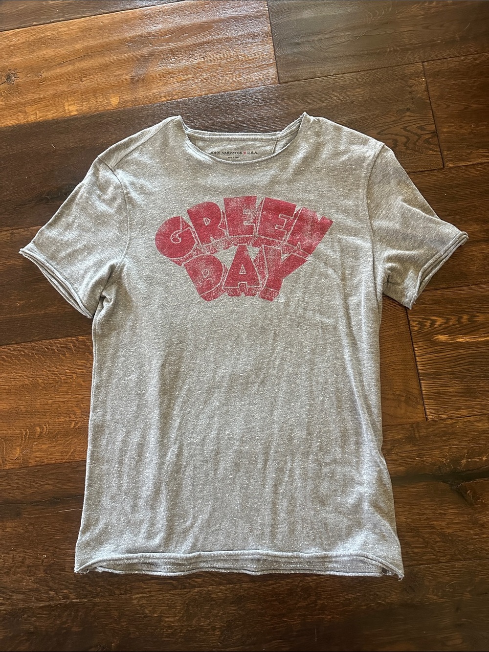 🌻🌻John Varvatos Light Gray Short-Sleeve Tee with Red Green Day Print